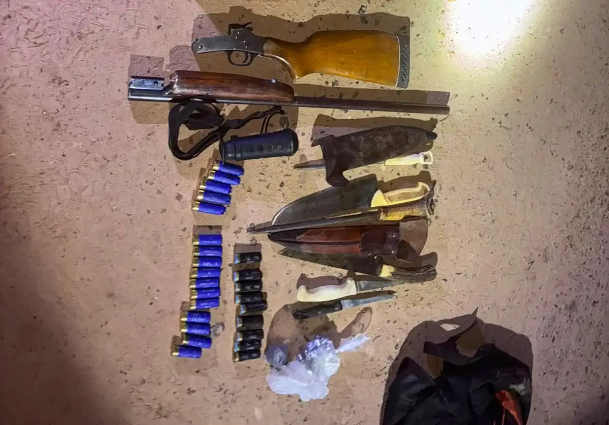 Detuvieron a cuatro cazadores furtivos que transportaban armas ilegales y restos de animales