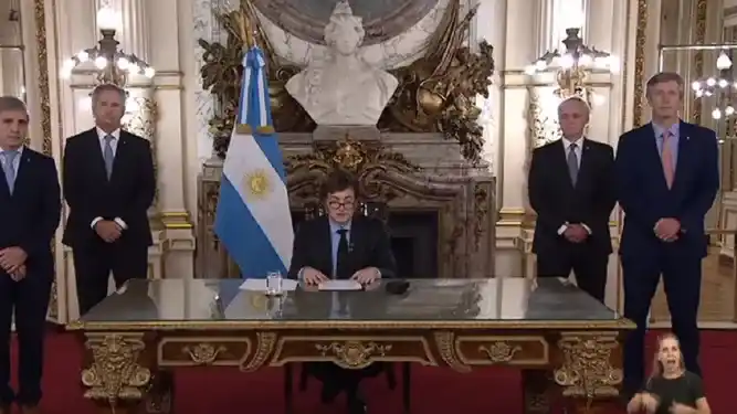 Milei volvió a hablar de la salida del cepo: el plan para evitar una crisis cambiaria y la idea pendiente de dolarizar