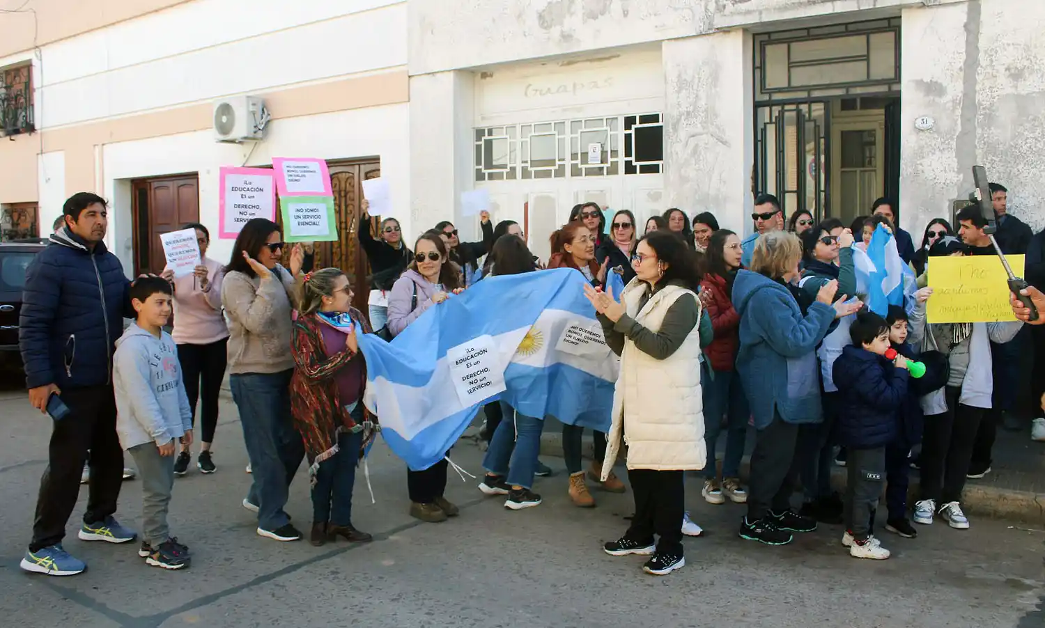 Docentes autoconvocados exigen un piso salarial de $ 1.000.000