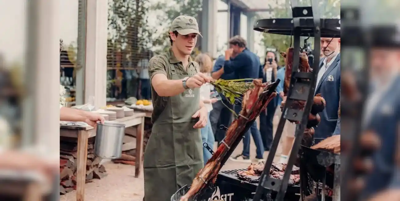 En las fotos se pudo ver a Colapinto cerca de la parrilla, atento a la cocción de las carnes y participando activamente junto a otro asador. (Foto: AlpineF1Team/IG)