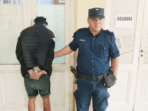 Violó restricción y dañó la casa de su madre