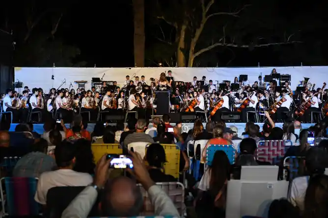 Primer concierto al aire libre del Festival SOIJAr con Nahuel Pennisi y Florencia Otero junto a la Orquesta Infantil Argentina