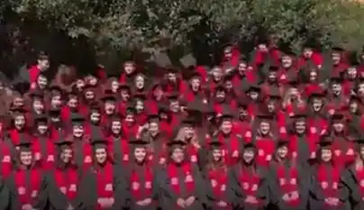 Foto de graduación con final inesperado.