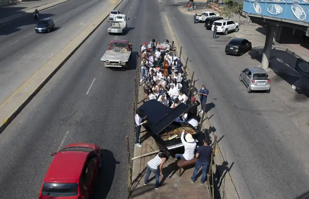 AP: Orquesta móvil llena de alegría las calles venezolanas