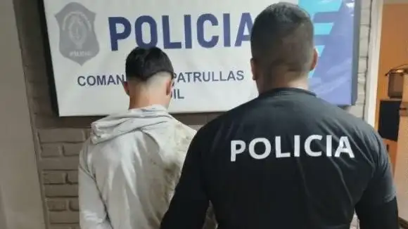 Uno de los aprehendidos, de 19 años, circulaba a bordo de una motocicleta KTM 300 cc realizando maniobras imprudentes en la vía pública.