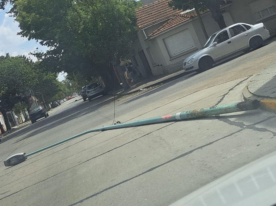 En 3 de Febrero y Guido se cayó un poste de luz. Por la tarde se esperan vientos más fuertes.