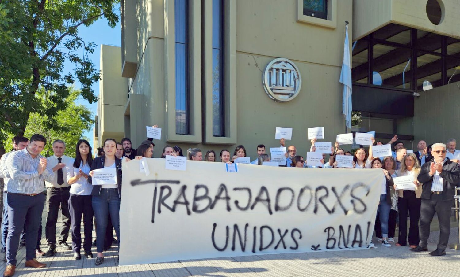 En pie de lucha. Los trabajadores del Banco Nación en La Pampa ante la situación de incertidumbre de 90 familias