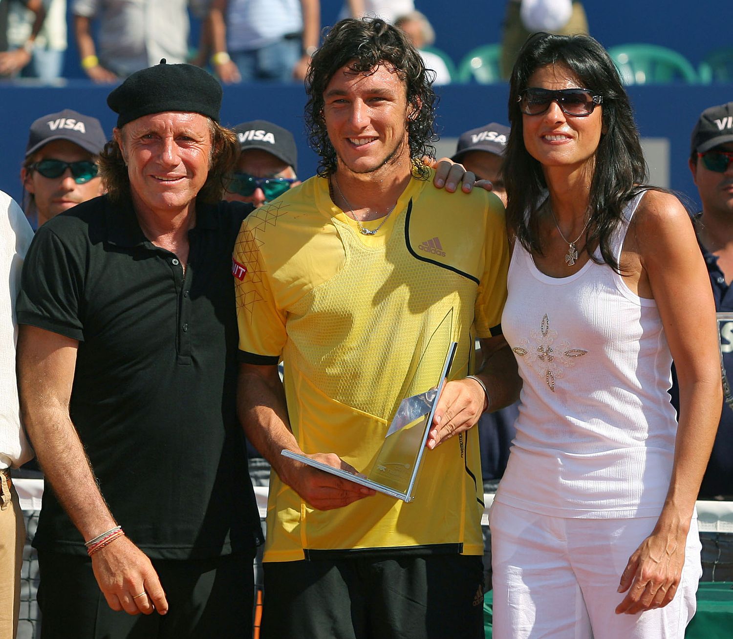 Mónaco, entre Guillermo Vilas y Gabriela Sabatini en la premiación.