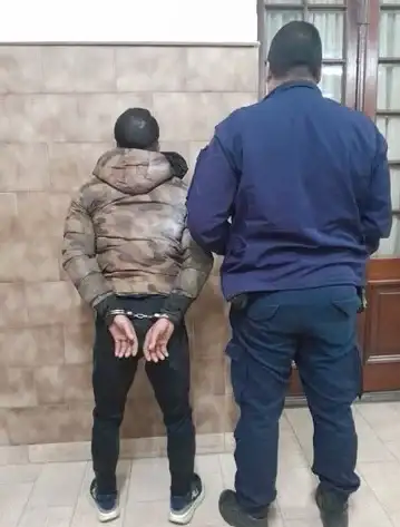 En medio de la huida, Arabi ingresó sin autorización a una vivienda ubicada en Ezeiza al 300, donde finalmente fue alcanzado por el personal policial y aprehendido.