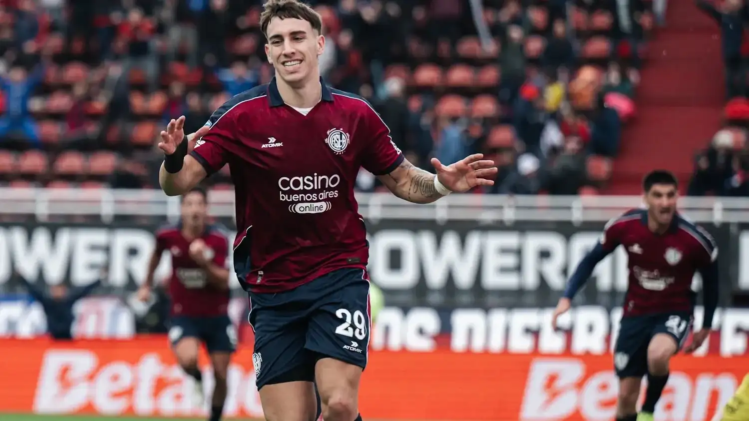 Auzmendi festeja el gol de San Lorenzo.