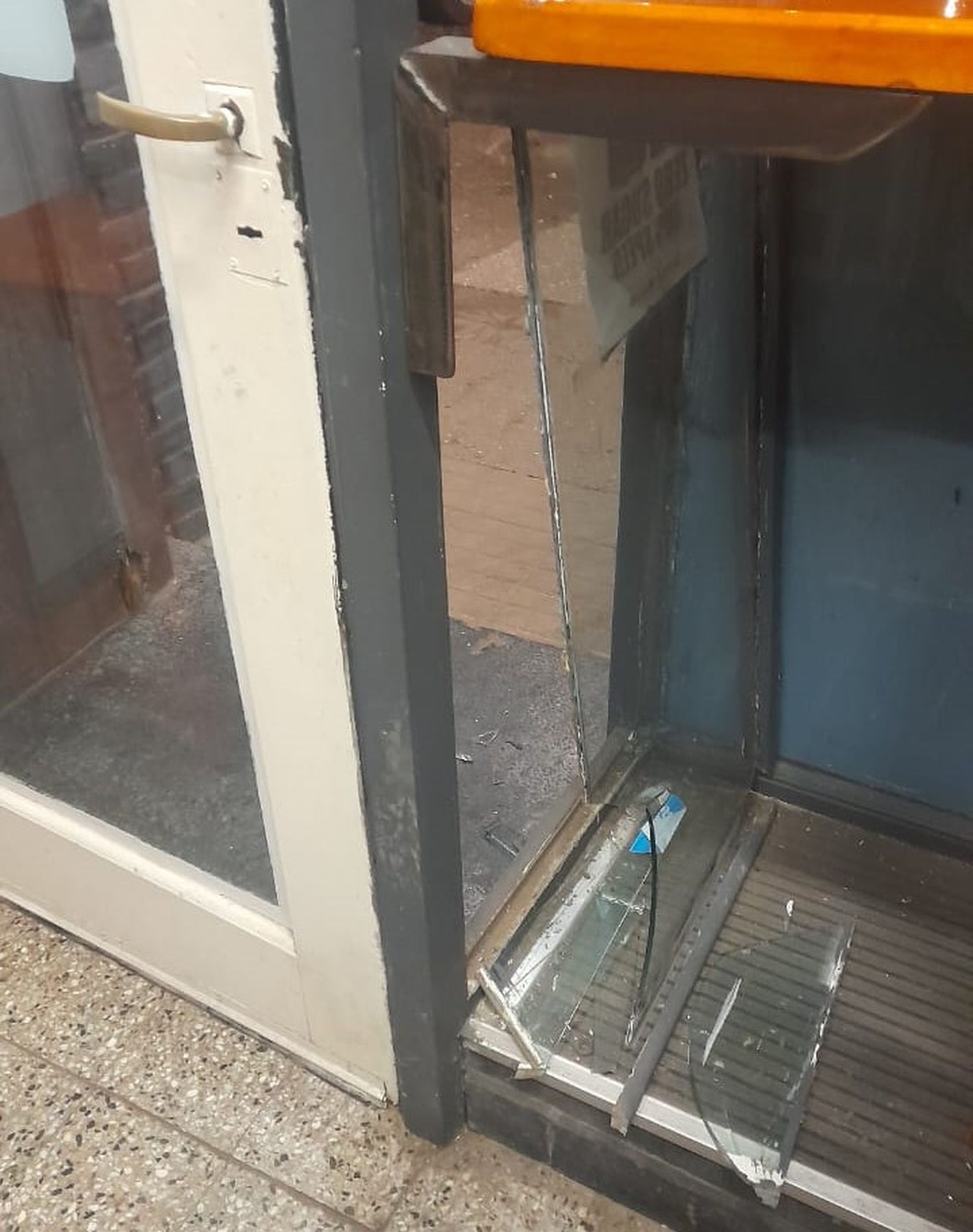 El daño provocado a la puerta de ingreso al local comercial.