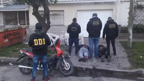 Le robaron la camioneta y le pedían $30mil para devolverla, fueron atrapados