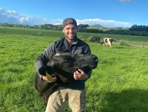 Egresado de la Universidad del Litoral, Rostagno está radicado en Gippsland, Australia.