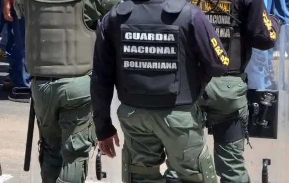 Preso guardia nacional que escoltaba un camión cargado con fusiles para la venta
