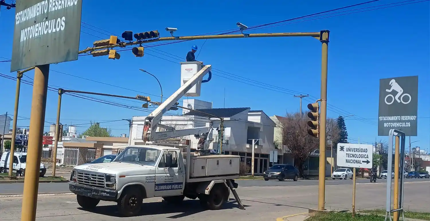 Así instalaban las cámaras en Urquiza y Roca.