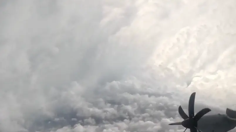 Avion caza huracanes atravesó el huracán Melissa: las impactantes imágenes desde la cabina