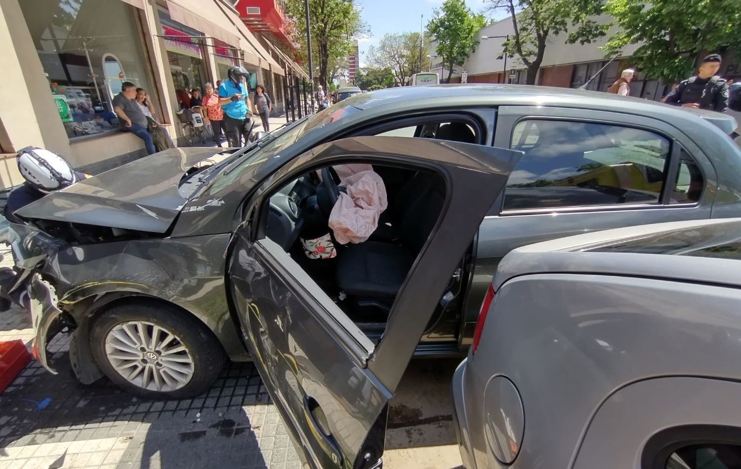 El auto era conducido por una mujer de 73 años. Crédito: Bomberos de Venado Tuerto.