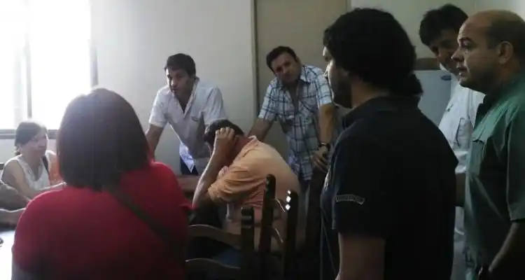 Médicos recibieron a manifestantes que reclaman por Ioma