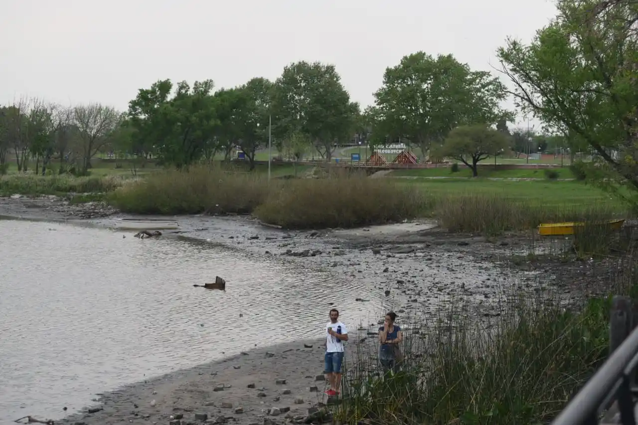 El río descendió más de lo habitual, pero se espera sudestada y una nueva crecida