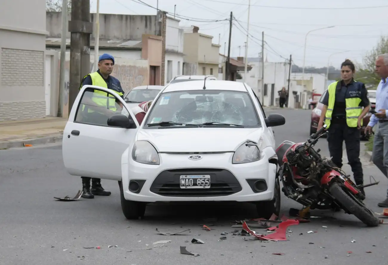 Dos motociclistas heridos tras chocar con un auto en Estrada y Brandsen 
