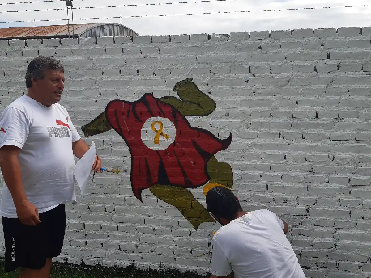 Con un mural reclaman una ley para lograr un tratamiento digno a sus hijos que padecen cáncer