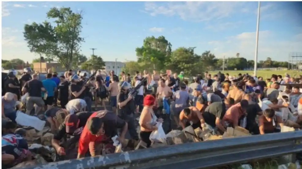Volcó un camión con botellas de aceite: no le quedó ni una, se robaron todas