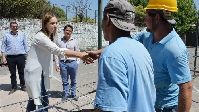 Saludos y entredicho: particular reclamo a Vidal por paritarias