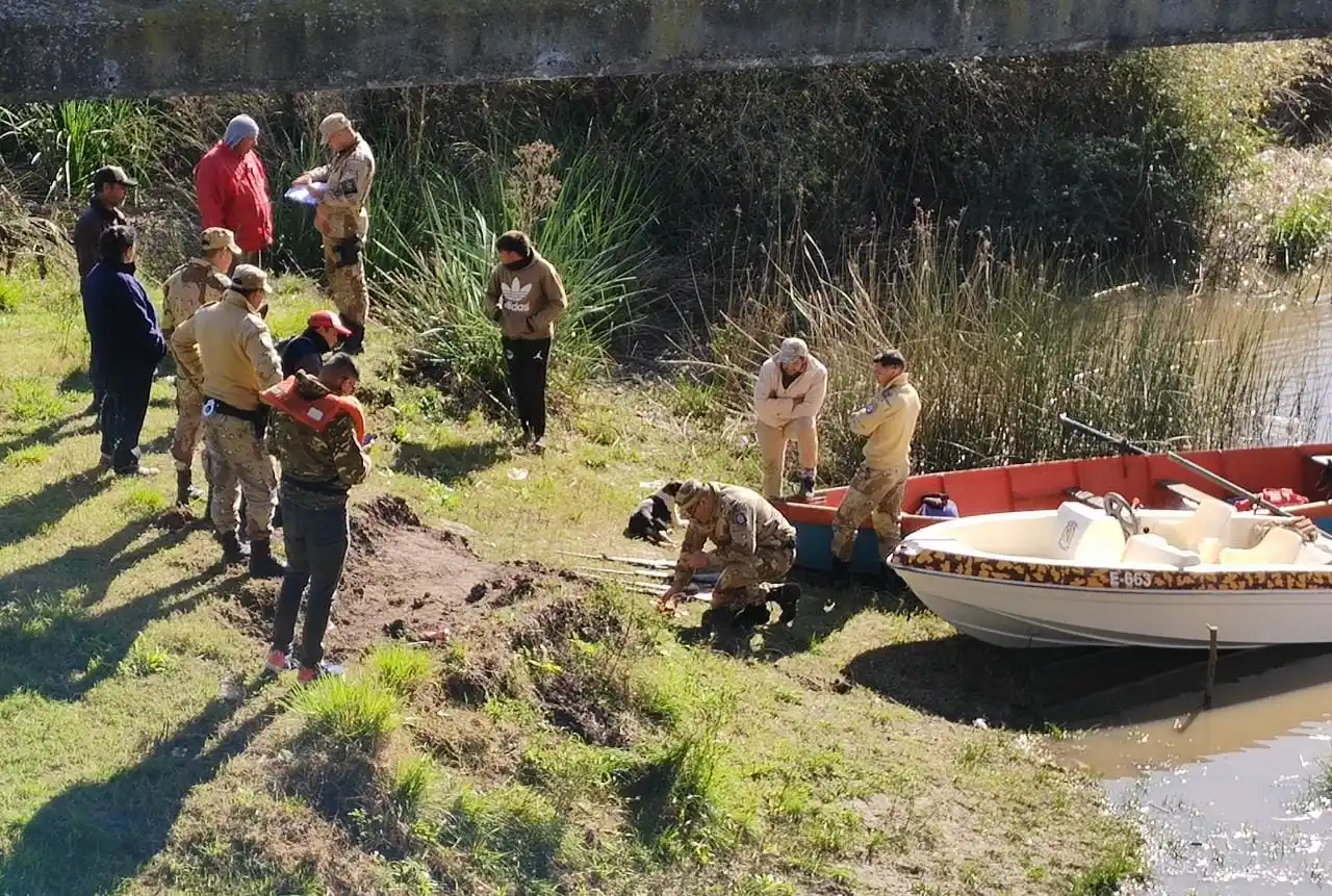 Identificaron a cuatro gualeguaychuenses que iban armados en una canoa