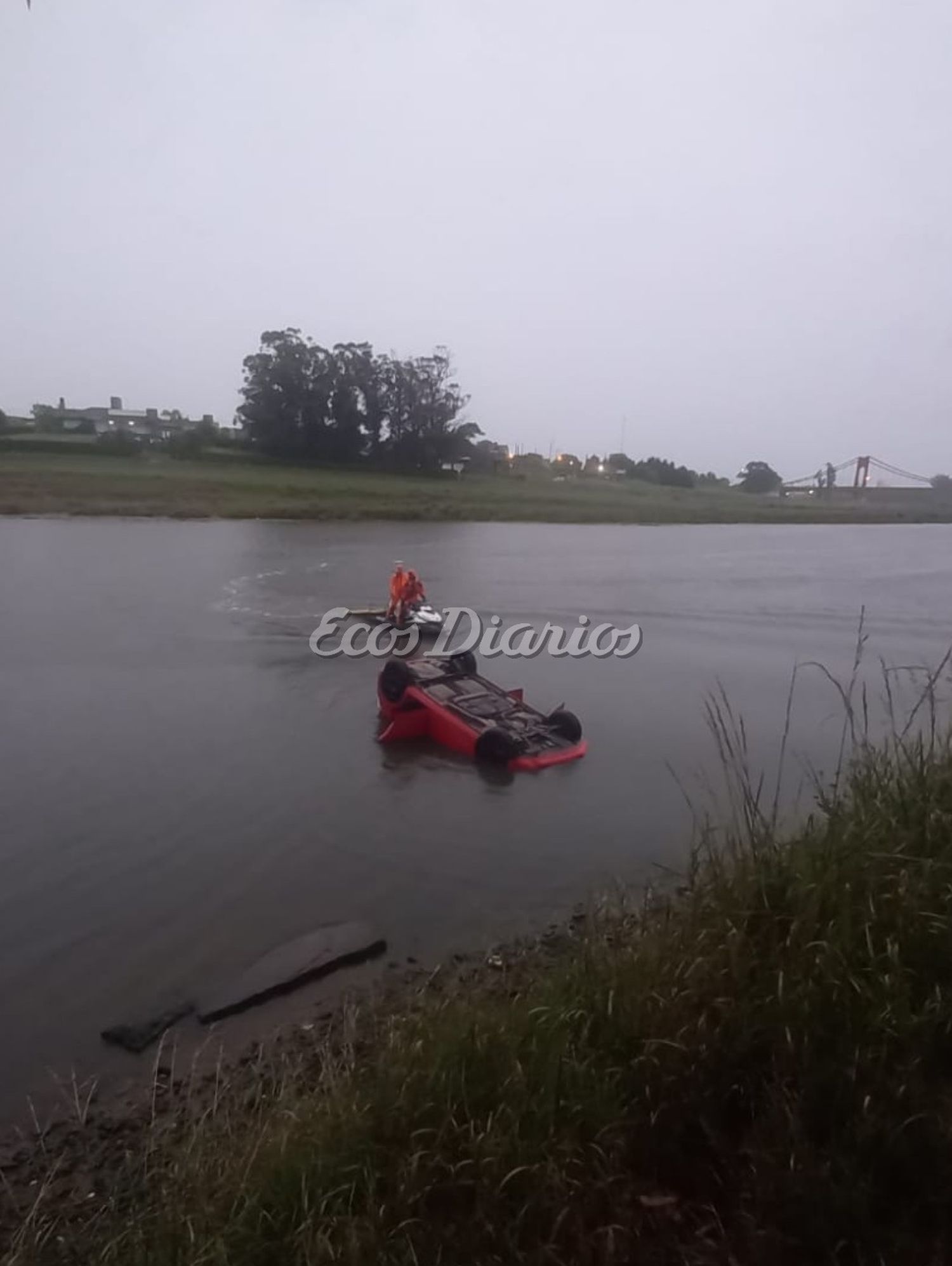 Un auto en el río Quequén y una mujer hallada sin vida por Prefectura