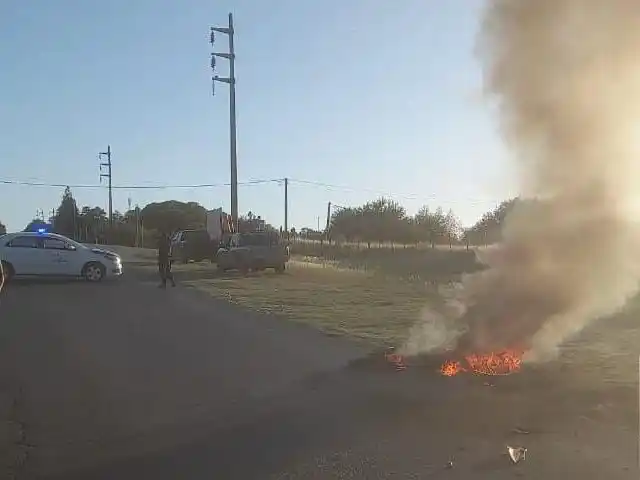 Accidente de tránsito en Victoria: motociclista sufrió fractura tras colisión e incendio de su vehículo