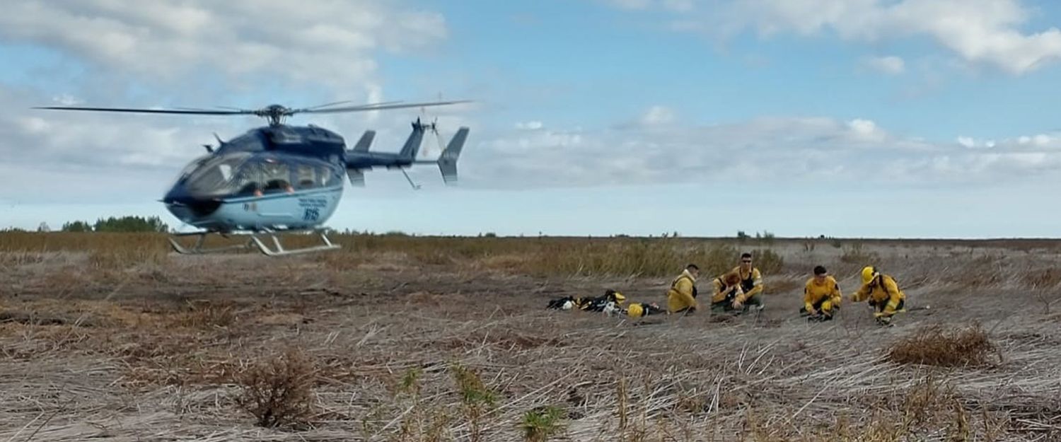 Brigadistas combatieron con medios aéreos incendios en islas del Delta