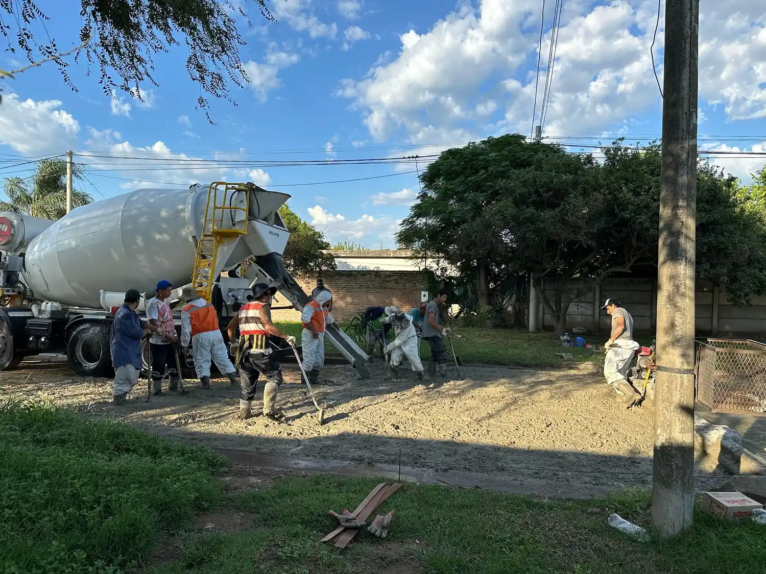 La cuadrilla municipal trabajando sobre calle Belgrano.