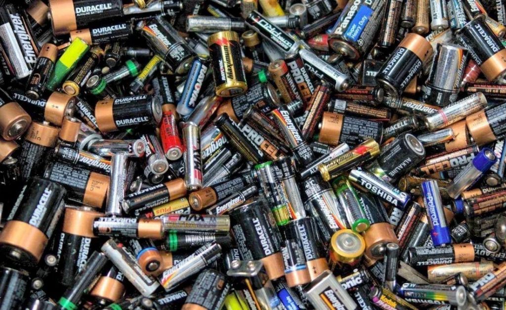 Encontraron controles remotos, pilas, celulares y baterías en un pulmón verde del conurbano