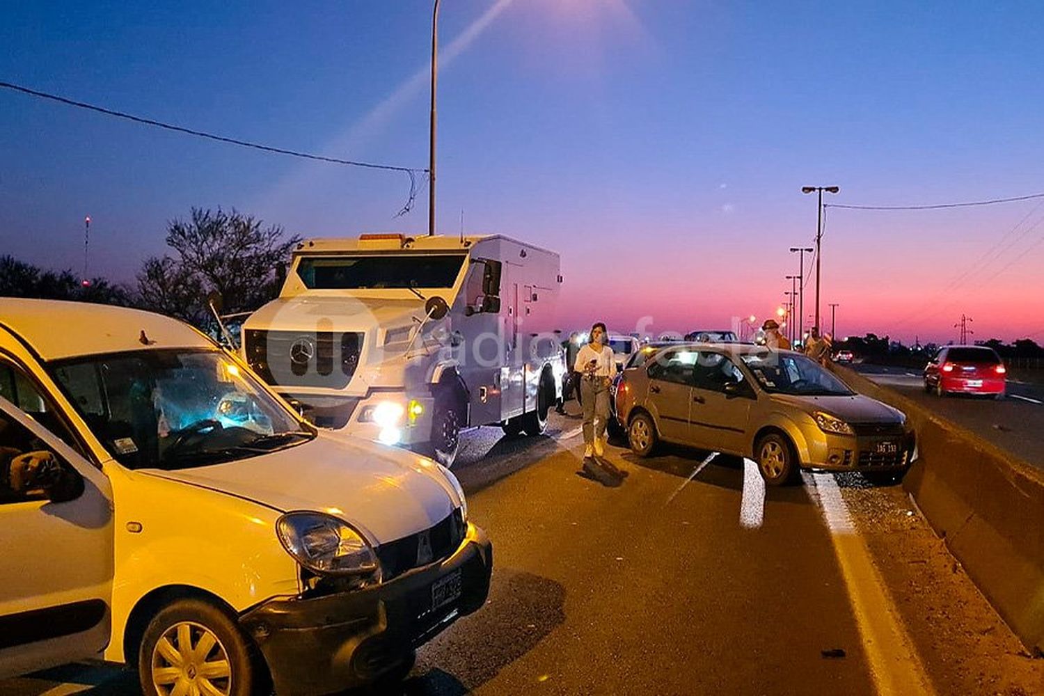 Un camión de caudales chocó a su propia custodia y provocó caos vehicular