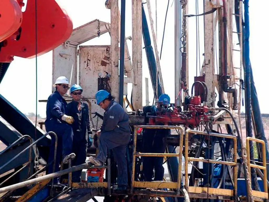 En medio de la segunda ola de coronavirus, petroleros acordaron un aumento del 35% y la posibilidad de revisión