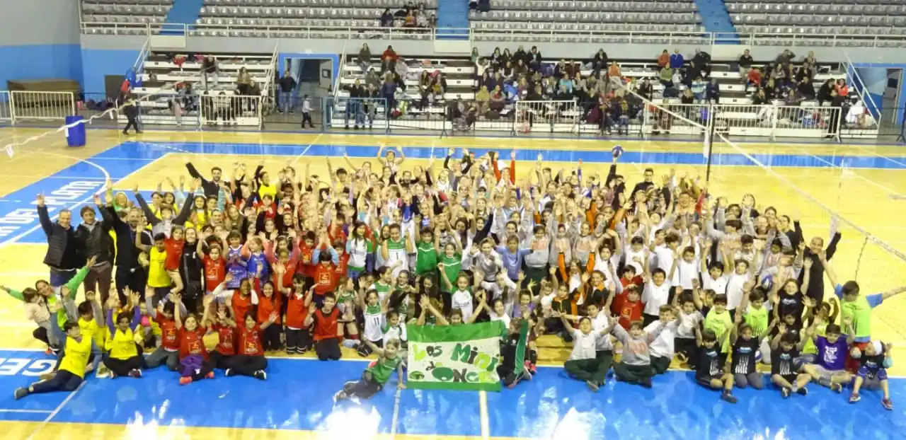 Miltitudinario encuentro de minivoley