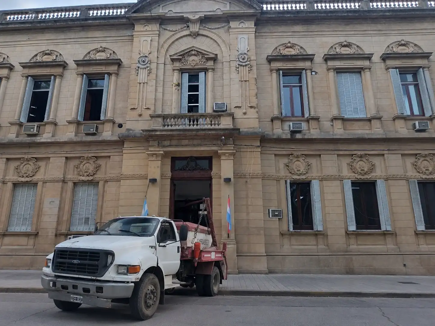 Subastarán en Gualeguay un camión Ford F-14.000 con base de $15 millones por una ejecución de honorarios