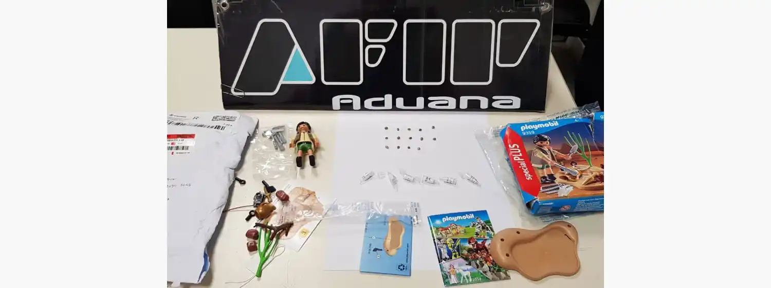 Secuestraron semillas de marihuana dentro de muñecos "Playmobil" provenientes de España