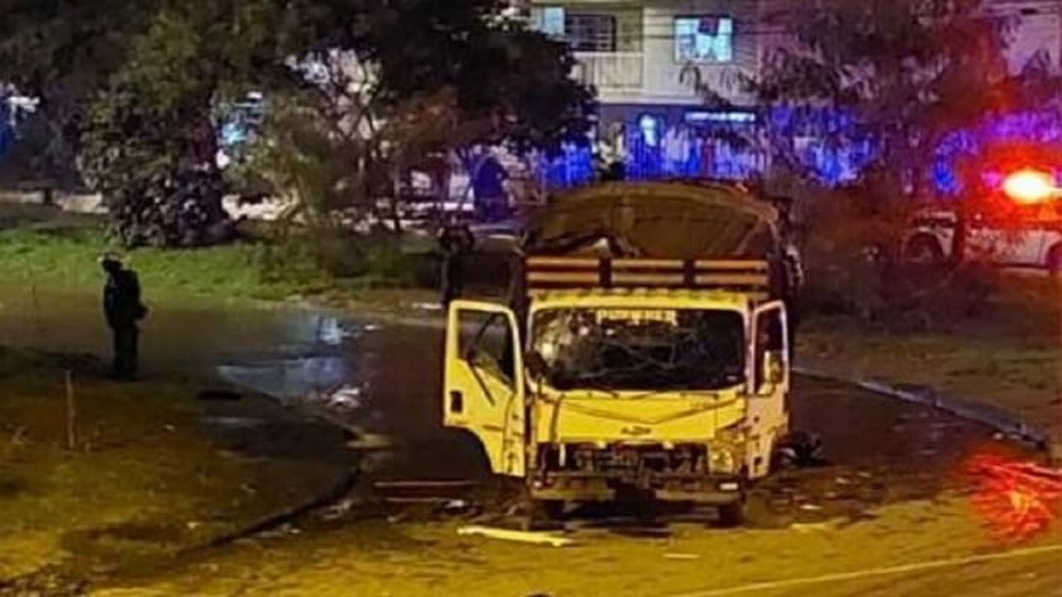 ¡ATENTADO EN CALI! Los atacantes lanzaron explosivos contra un camión de la Policía