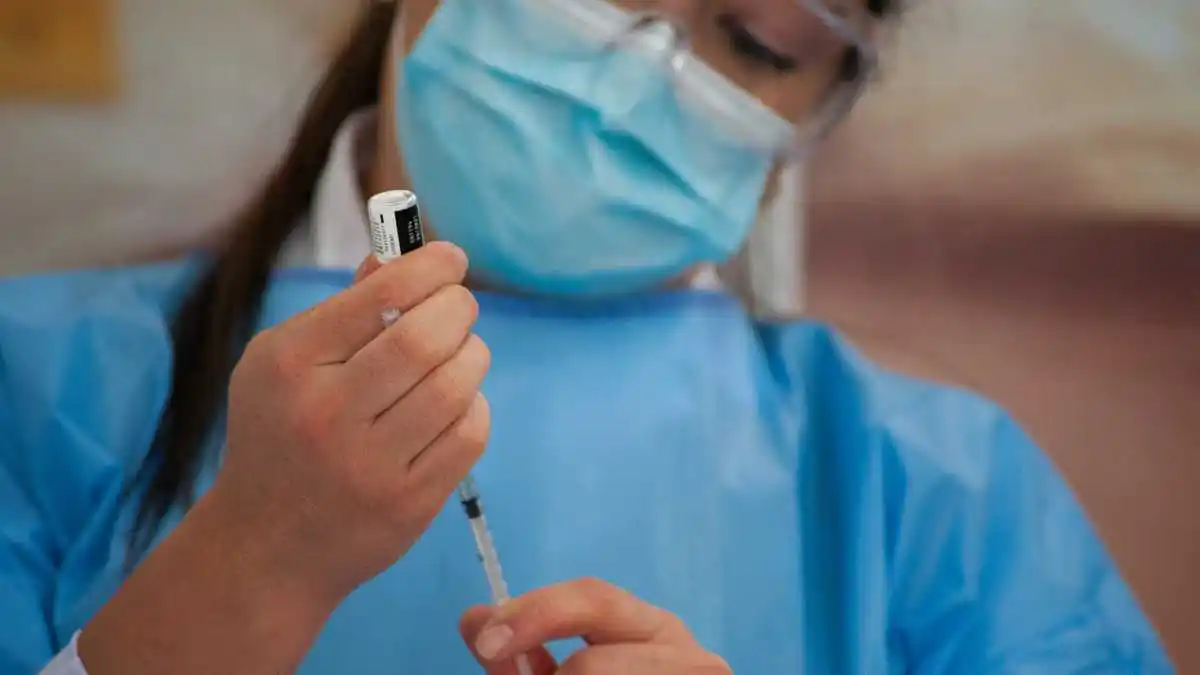 Un estudio reveló cuál es la eficacia de combinar vacunas AstraZeneca y Sputnik V