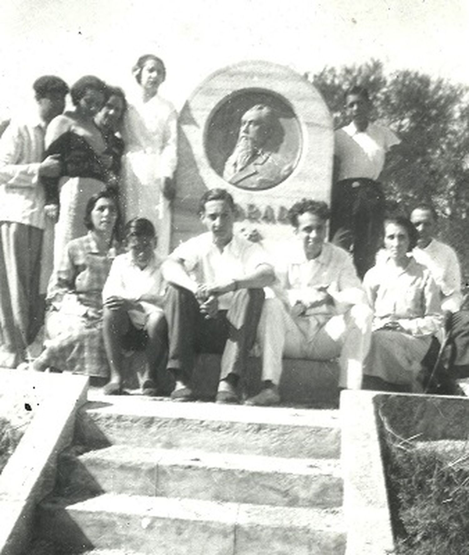 1935, en el Parque Unzué. En el viejo Monumento a los Antepasados, Julio César Rodríguez Otero (sentado, de rulos a la derecha de la foto), posa junto a su amigo Don Manuel Almeida (en el medio, el más alto) y su hermano Marco Aurelio (a la izquierda, el más chico). Al costado, parada está Laura y Arnalo, los papás de Quico. 