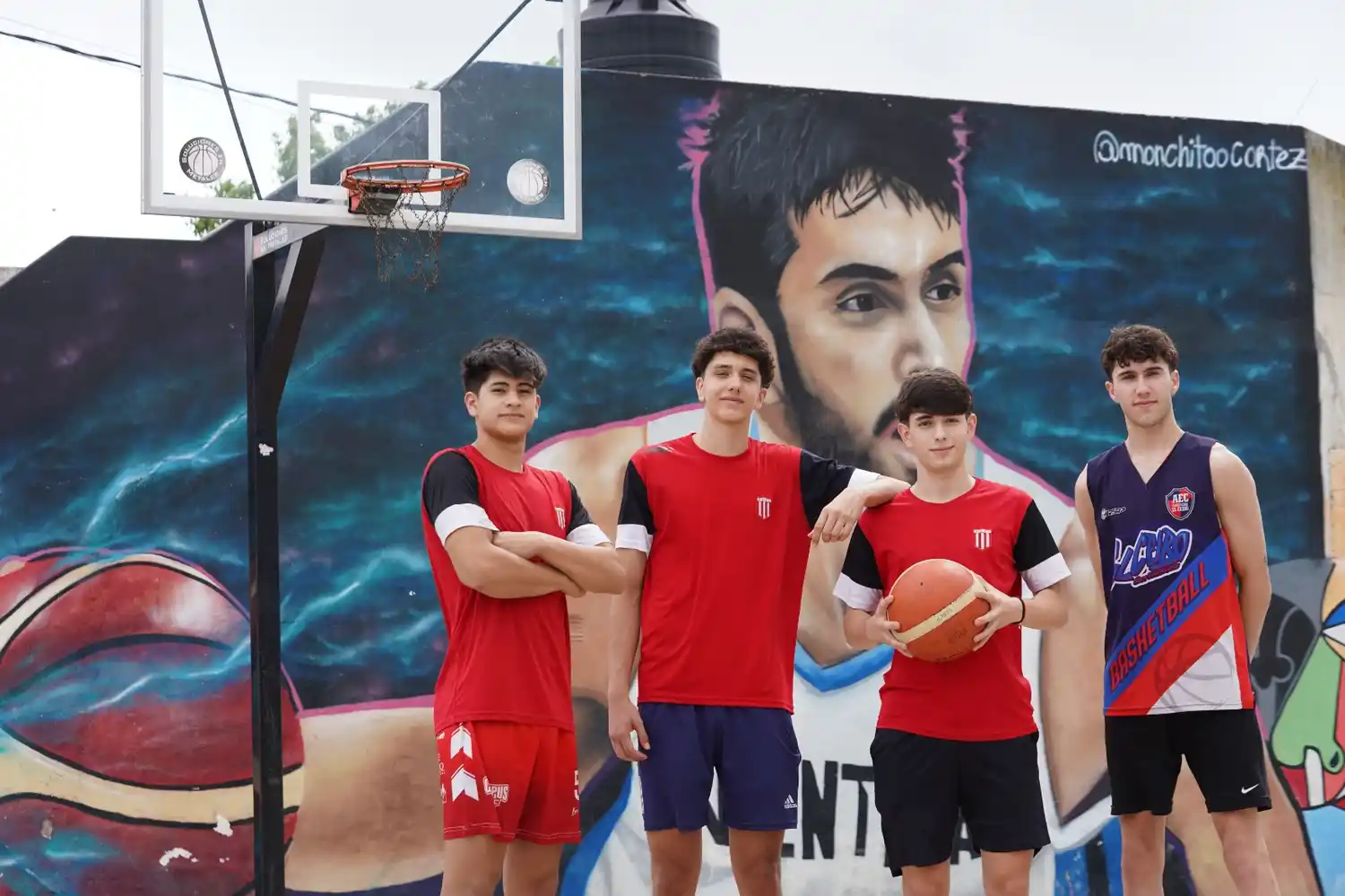 Simón, Joaquín, Maximiliano y Mateo llegaron desde lugares diversos, pero comparten un sueño común: vivir del básquet,