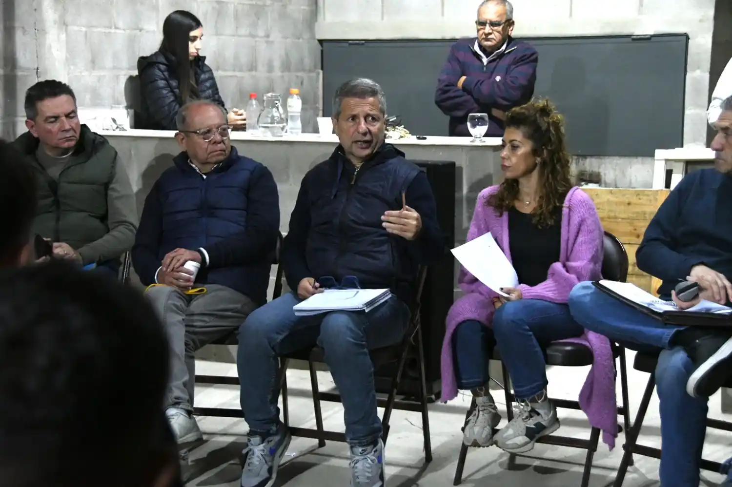 Vecinos de barrio Sarmiento reclamaron obras, más control vial y soluciones para los perros en la calle