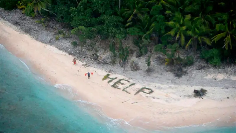 Rescatan a tres náufragos que escribieron "HELP" en la arena de playa desierta