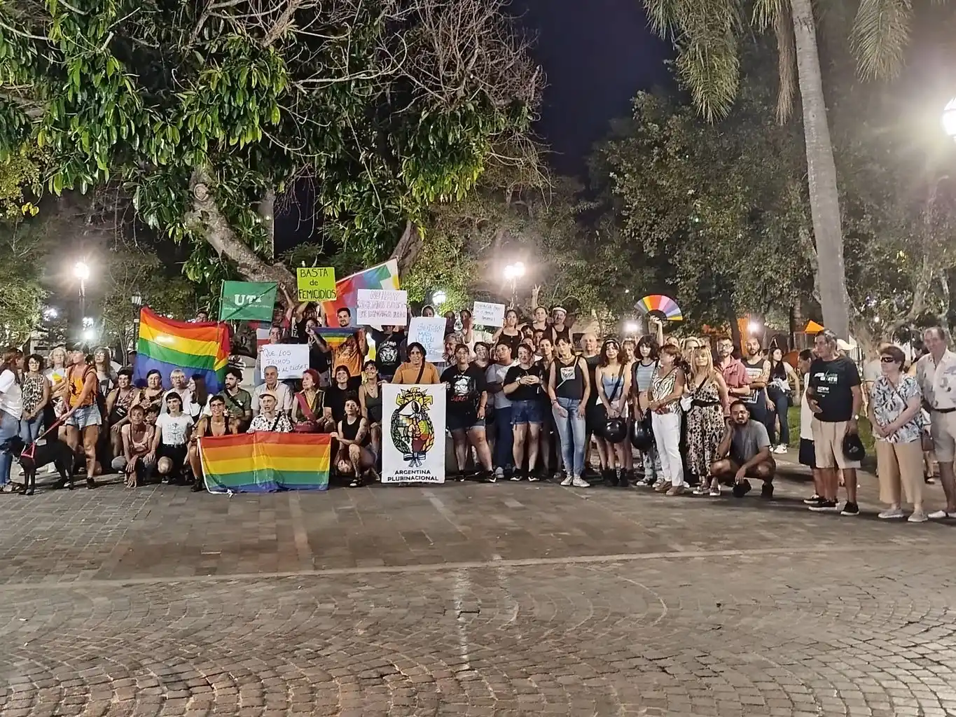 Grupo de manifestantes en la Plaza 25 de Mayo