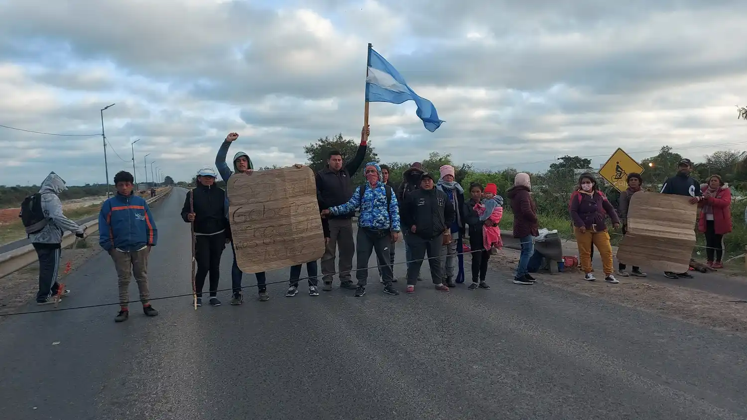 Corte de ruta en el puente blanco: piden módulos habitacionales
