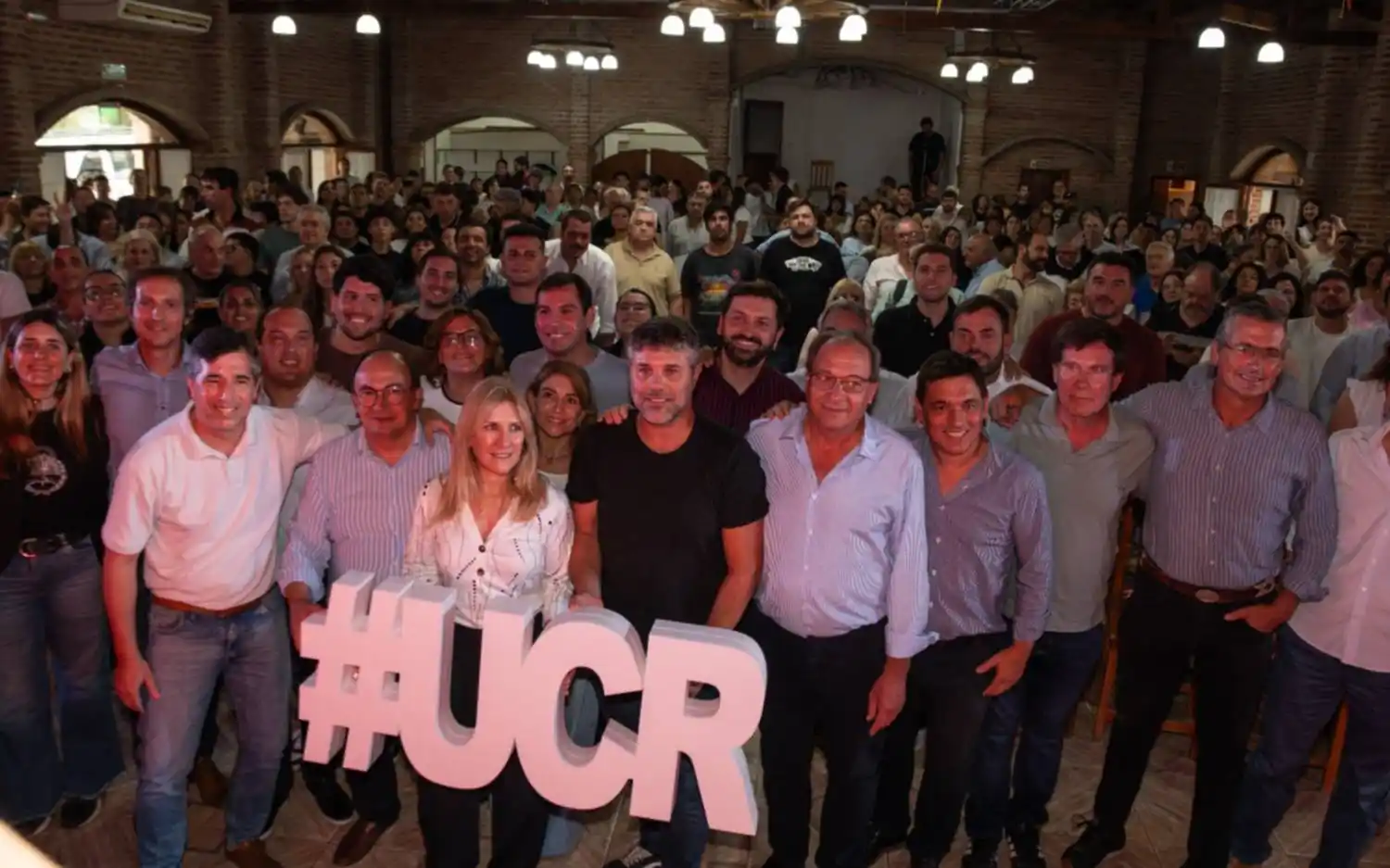 ¿Se despierta la UCR? Más de 500 dirigentes se reunieron en Saladillo y buscan construir una opción propia en Provincia