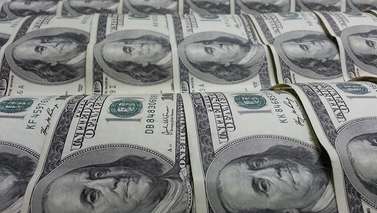 Habilitan el pago en dólares con débito y QR