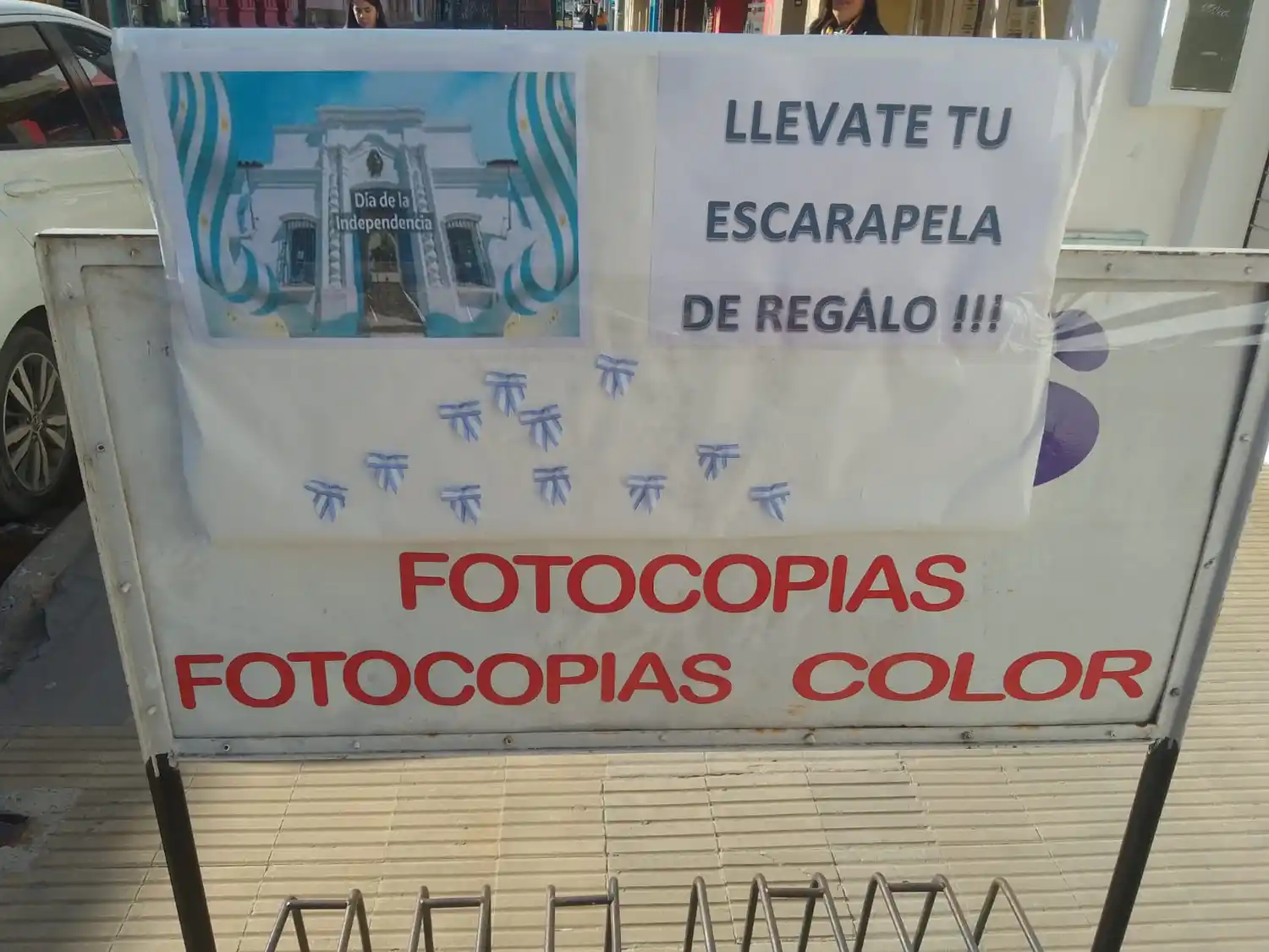 Nadia rescató el gesto de una librería que regala escarapelas en el Día de la Independencia.