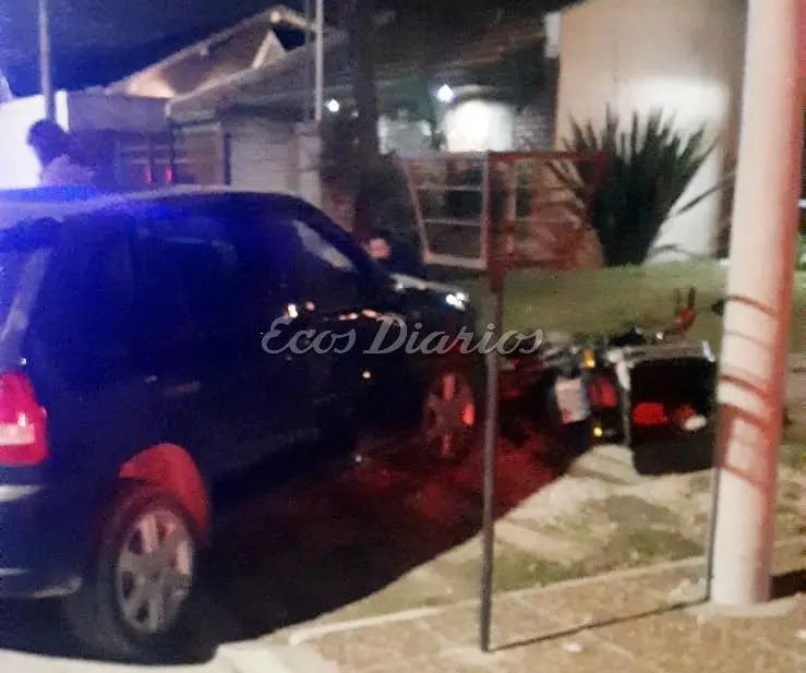 Motociclista colisionó contra un auto y terminó en la vereda